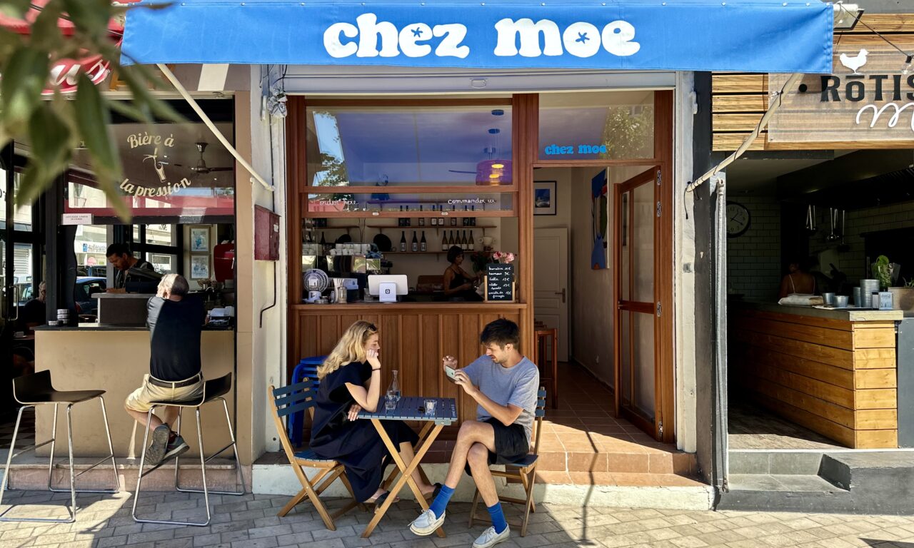 Chez Moe est une cantine et un Coffee shop d'inspiration japonaise dans le quartier du Panier à Marseille. (couple)