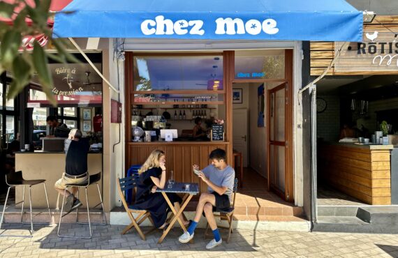 Chez Moe est une cantine et un Coffee shop d'inspiration japonaise dans le quartier du Panier à Marseille. (couple)