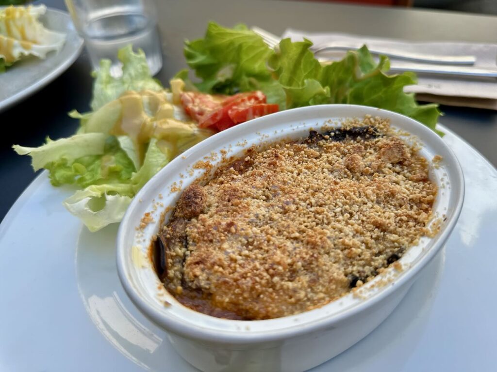 Cocotéro est une cantine végétal dans le quartier des Catalans qui propose une cuisine de partage pour tous les moments de la journée. (crumble d'aubergine)