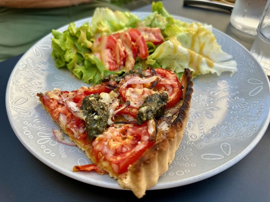 Cocotéro est une cantine végétal dans le quartier des Catalans qui propose une cuisine de partage pour tous les moments de la journée. (tarte à la tomate)