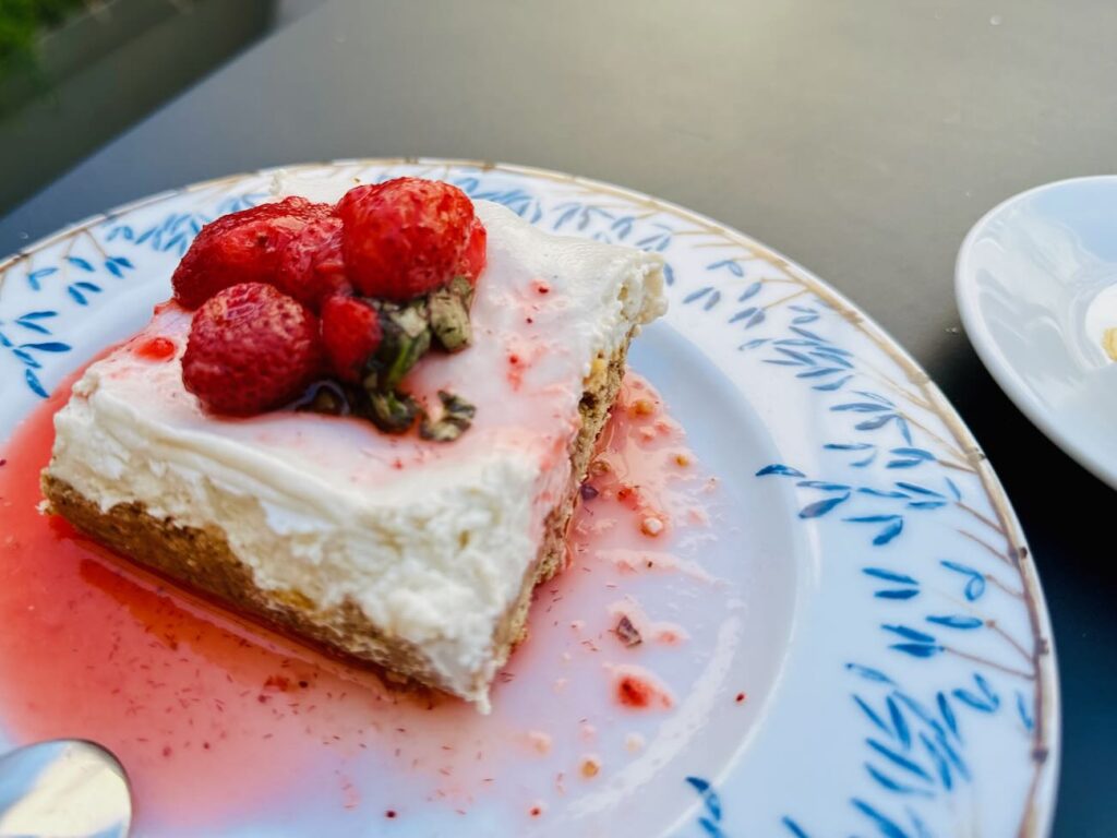 Cocotéro est une cantine végétal dans le quartier des Catalans qui propose une cuisine de partage pour tous les moments de la journée. (cheesecake fraise)