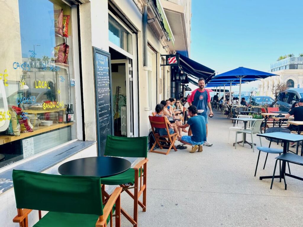 Cocotéro est une cantine végétal dans le quartier des Catalans qui propose une cuisine de partage pour tous les moments de la journée.vue mer)