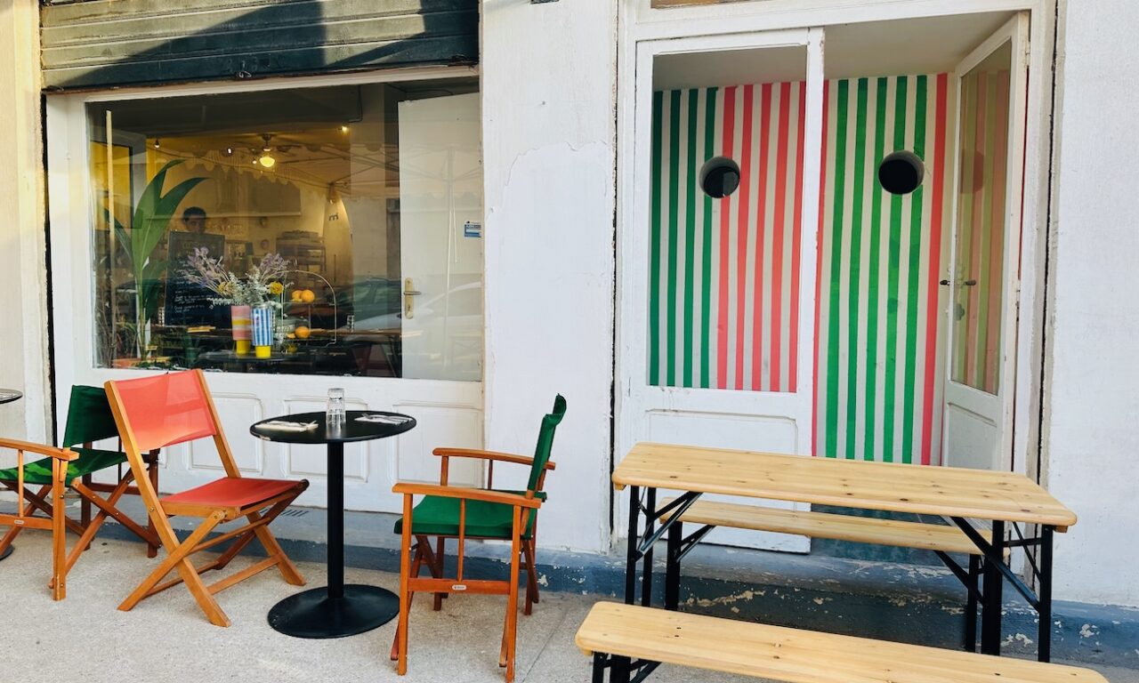 Cocotéro est une cantine végétal dans le quartier des Catalans qui propose une cuisine de partage pour tous les moments de la journée. (terrasse)