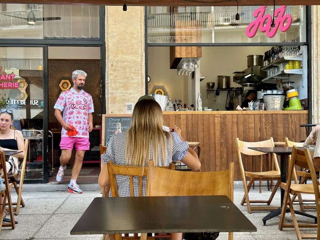 Jojo est un restaurant bistronomique qui propose également des petits-déjeuners dans le quartier du Panier à Marseille (devanture)