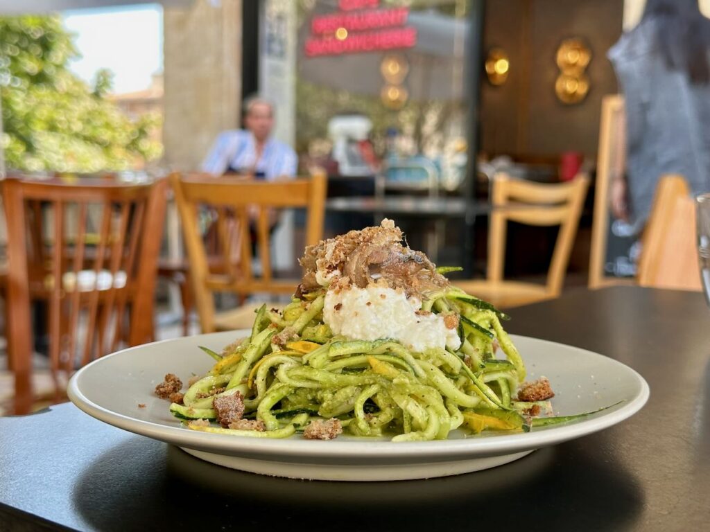 Jojo est un restaurant bistronomique qui propose également des petits-déjeuners dans le quartier du Panier à Marseille (brousse)