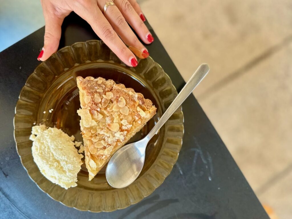 Jojo est un restaurant bistronomique qui propose également des petits-déjeuners dans le quartier du Panier à Marseille (tarte)