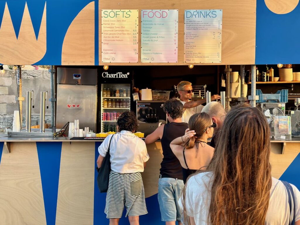 La Guinguette de la Citadelle est un cuisine éphémère qui régale les visiteurs de la Citadelle de Marseille. guinguette close up-