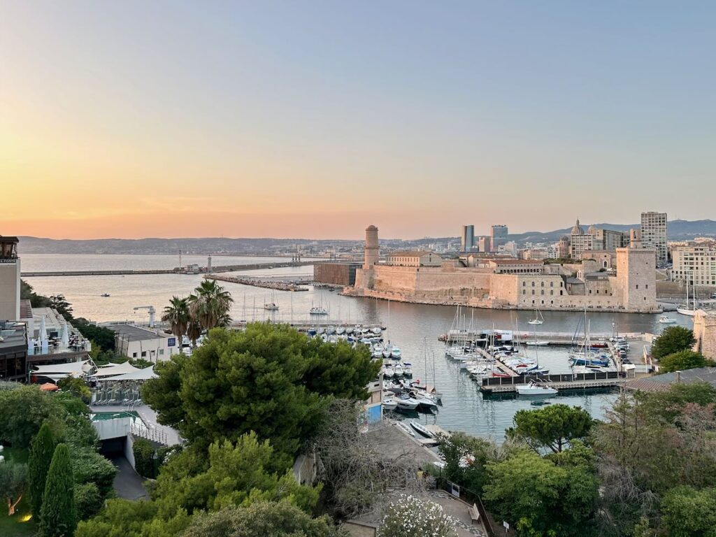 La Guinguette de la Citadelle est un cuisine éphémère qui régale les visiteurs de la Citadelle de Marseille (Mucem)