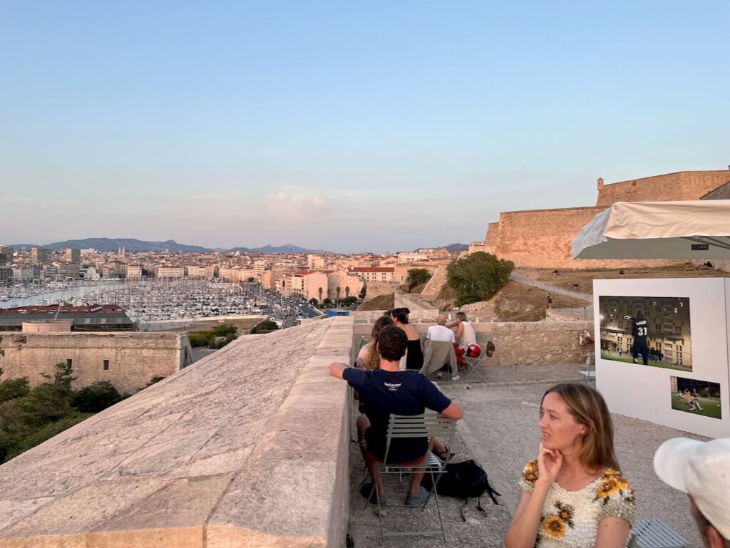 La Guinguette de la Citadelle est un cuisine éphémère qui régale les visiteurs de la Citadelle de Marseille (Vieux-Port)