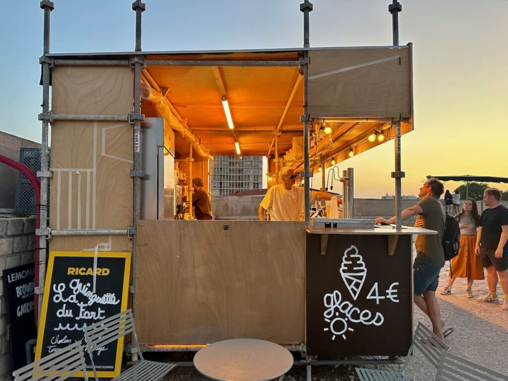 La Guinguette de la Citadelle est un cuisine éphémère qui régale les visiteurs de la Citadelle de Marseille (guinguette glace)