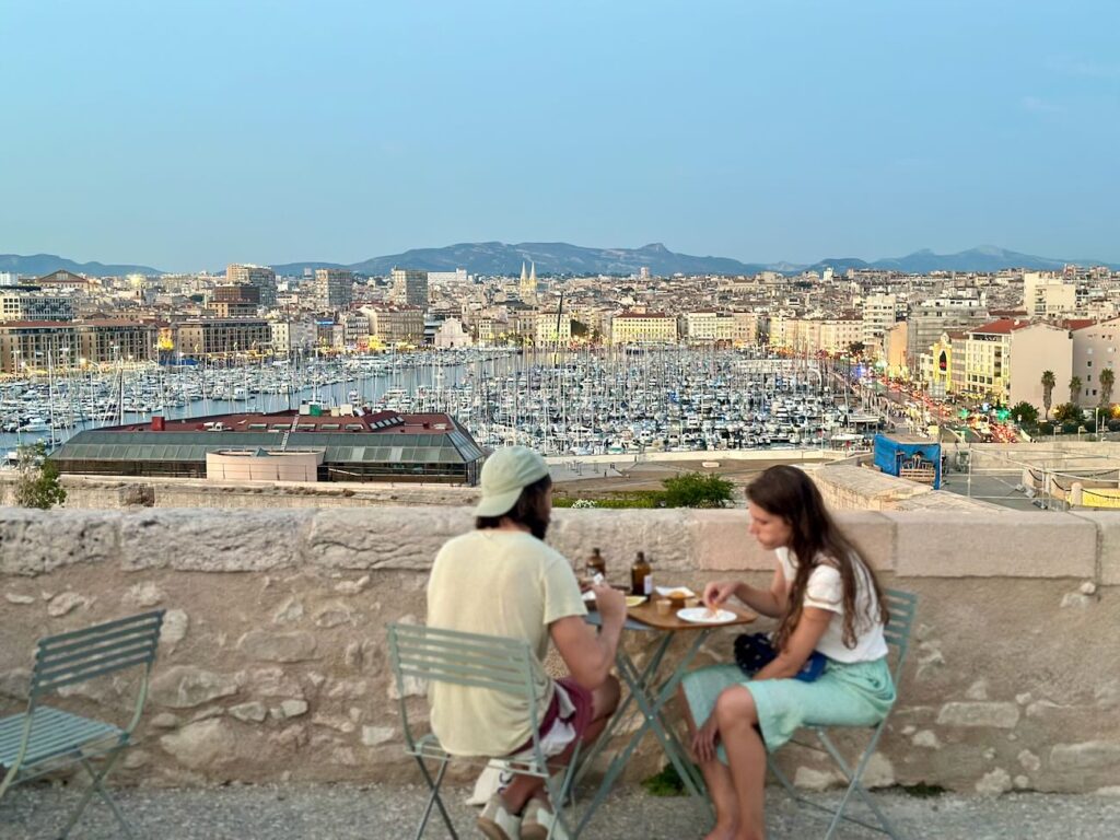 La Guinguette de la Citadelle est un cuisine éphémère qui régale les visiteurs de la Citadelle de Marseille (couple)