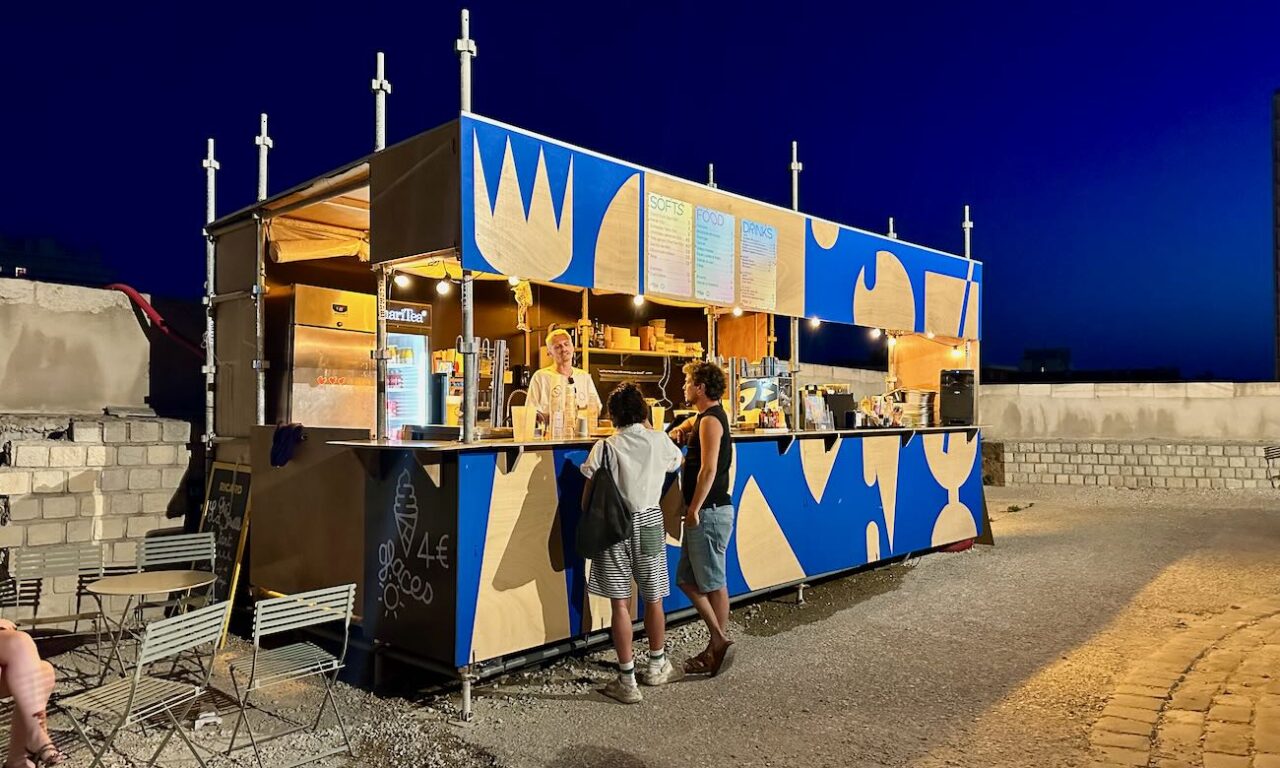 La Guinguette de la Citadelle est un cuisine éphémère qui régale les visiteurs de la Citadelle de Marseille (Guingette de nuit)