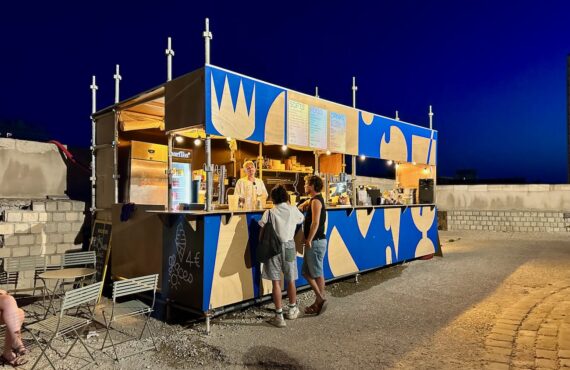 La Guinguette de la Citadelle est un cuisine éphémère qui régale les visiteurs de la Citadelle de Marseille (Guingette de nuit)