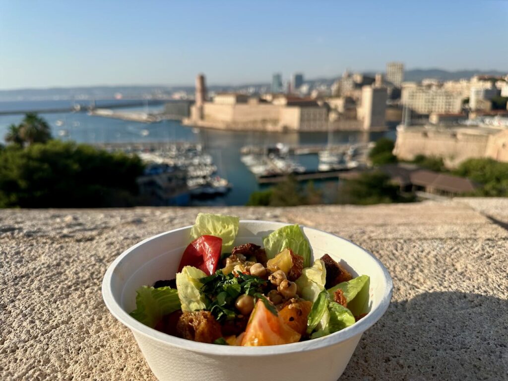 La Guinguette de la Citadelle est un cuisine éphémère qui régale les visiteurs de la Citadelle de Marseille (salade)