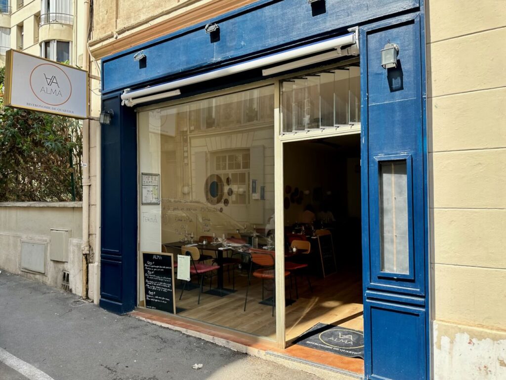 Alma est un restaurant bistronomique située dans le quartier de Castellane. Il propose une cuisine traditionnelle revisitée avec sensibilité. (façade)