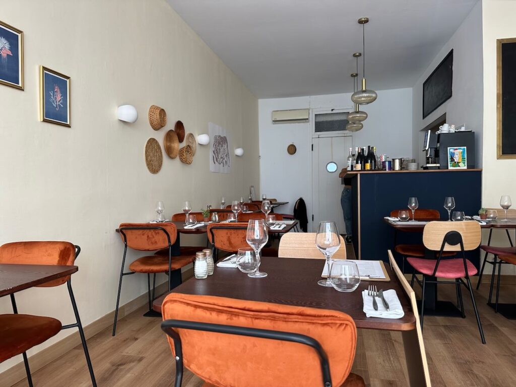 Alma est un restaurant bistronomique située dans le quartier de Castellane. Il propose une cuisine traditionnelle revisitée avec sensibilité. (salle)