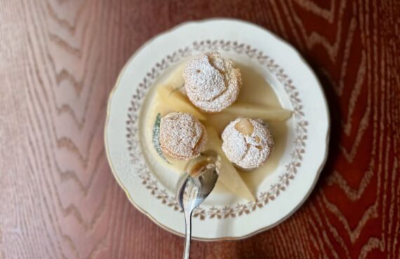 Alma est un restaurant bistronomique située dans le quartier de Castellane. Il propose une cuisine traditionnelle revisitée avec sensibilité. (choux)