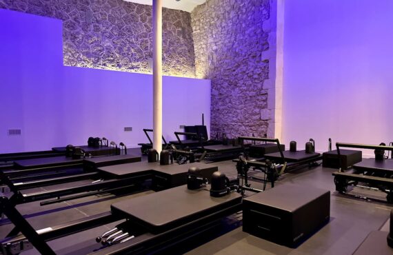 Boost Club est une salle de sport pluridisciplinaire située Passage des folies bergères à Marseille. Il propose des cours de yoga, de pilate reformer et d'autres disciplines pour aligner corps et esprit. (pilate)