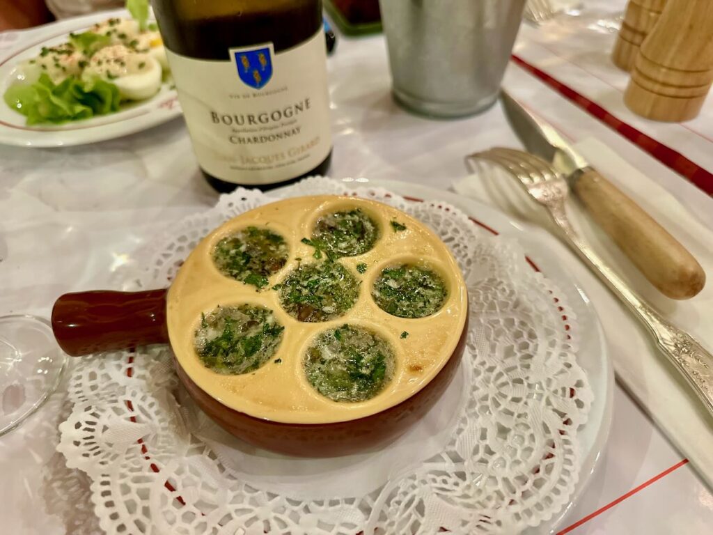 Chez Toto est un bistrot qui sert une cuisine simple et généreuse dans le quartier de Castellane à Marseille (escargots)