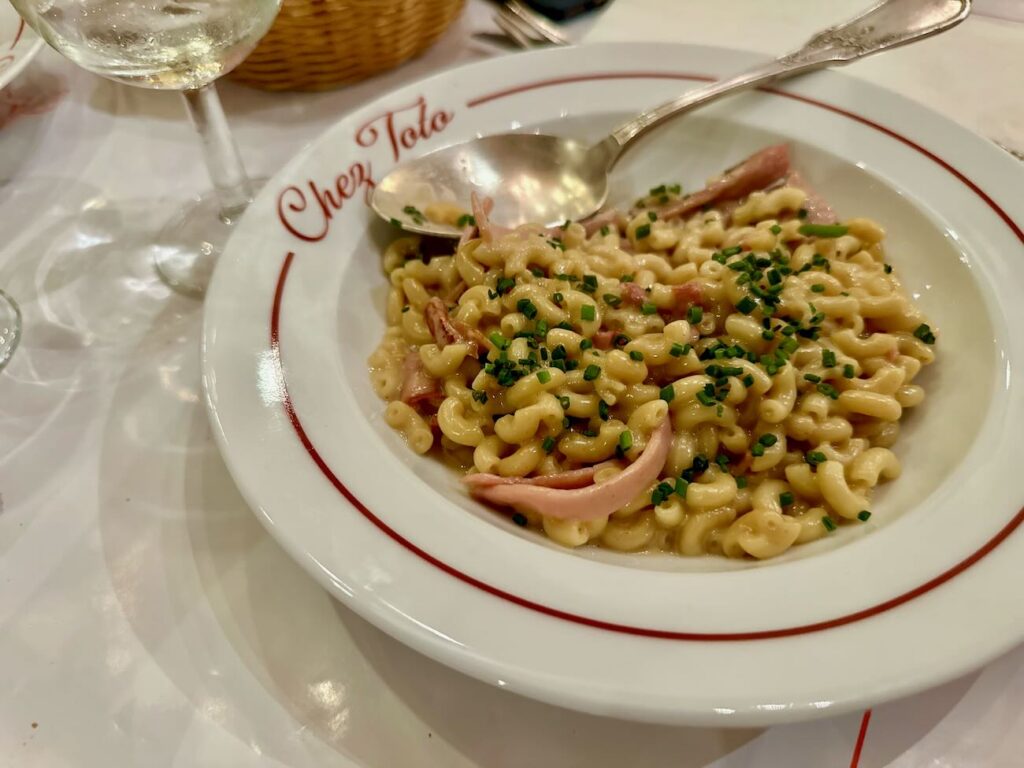 Chez Toto est un bistrot qui sert une cuisine simple et généreuse dans le quartier de Castellane à Marseille (coquillettes)