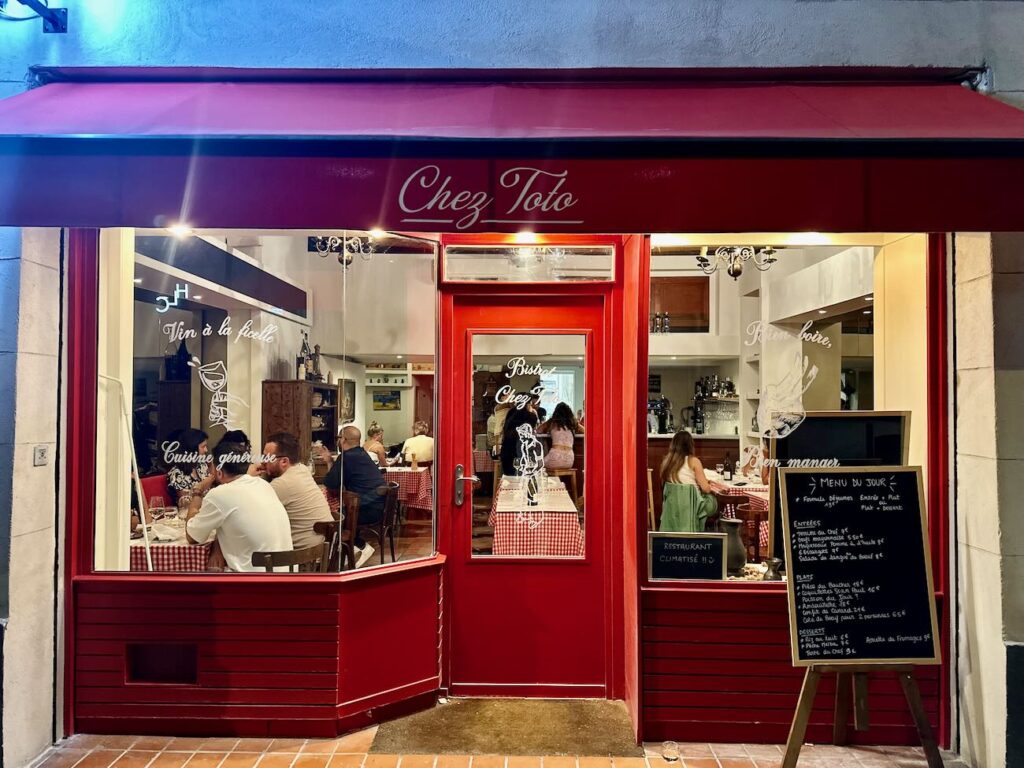 Chez Toto est un bistrot qui sert une cuisine simple et généreuse dans le quartier de Castellane à Marseille (façade)