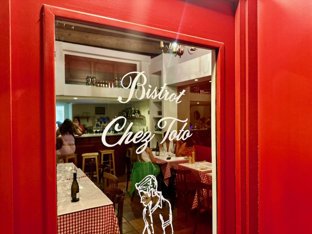 Chez Toto est un bistrot qui sert une cuisine simple et généreuse dans le quartier de Castellane à Marseille (bistrot)