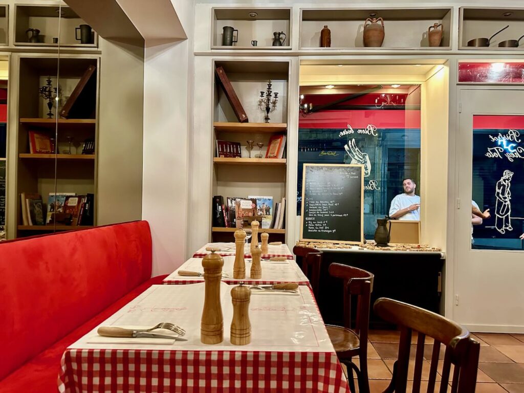 Chez Toto est un bistrot qui sert une cuisine simple et généreuse dans le quartier de Castellane à Marseille (salle)