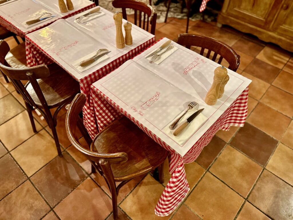 Chez Toto est un bistrot qui sert une cuisine simple et généreuse dans le quartier de Castellane à Marseille (chaises)