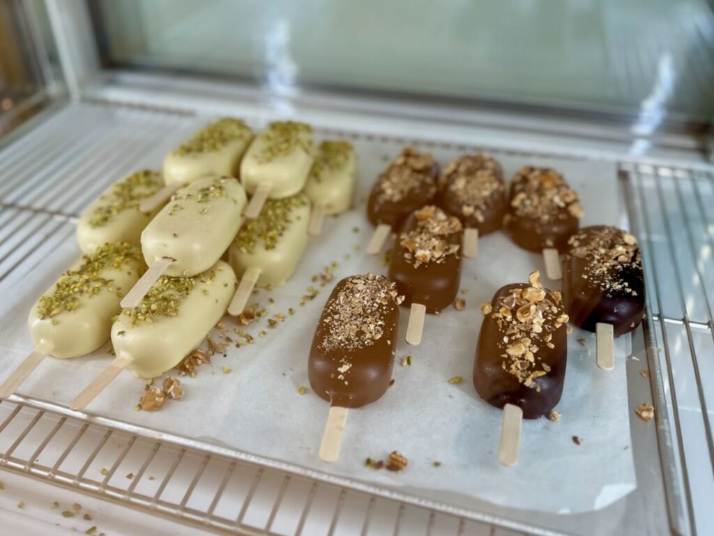 Ciao Amore est un glacier qui propose des glaces italiennes fabriquées de manière artisanale à deux pas du Vieux-Port. (batonnets glacés)