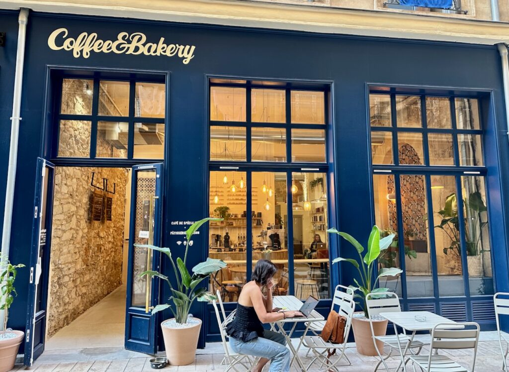 Coffee and Bakery est un  Café de spécialités et salon de thé du passage des Folies Bergères à Marseille. (devanture)