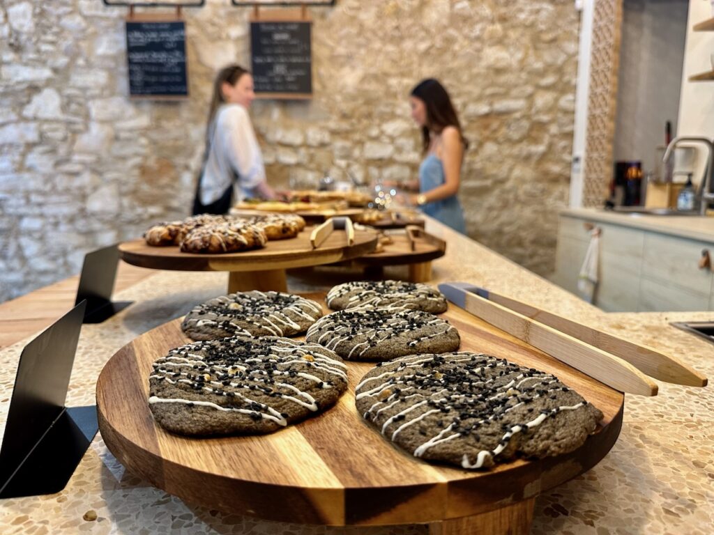 Coffee and Bakery est un Café de spécialités et salon de thé du passage des Folies Bergères à Marseille. (cookies)