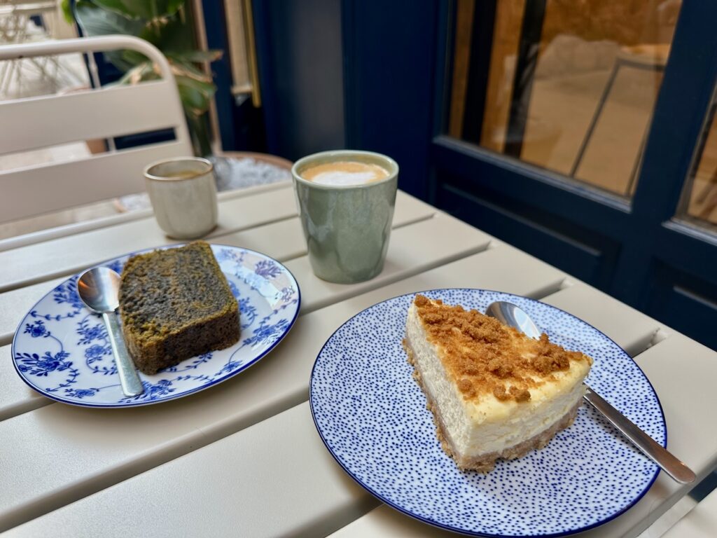 Coffee and Bakery est un Café de spécialités et salon de thé du passage des Folies Bergères à Marseille. (café et pâtisseries)