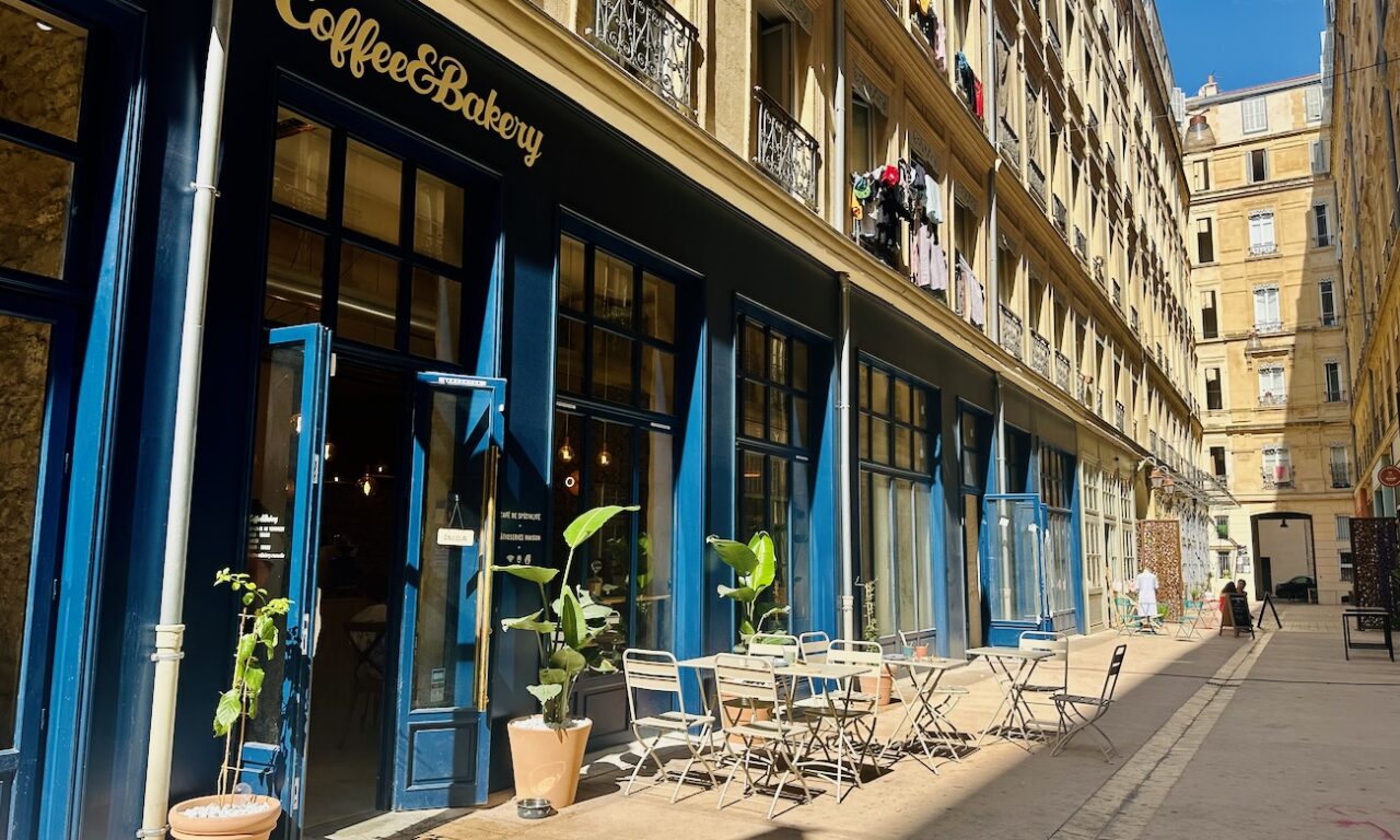 Coffee and Bakery est un Café de spécialités et salon de thé du passage des Folies Bergères à Marseille. (terrasse)