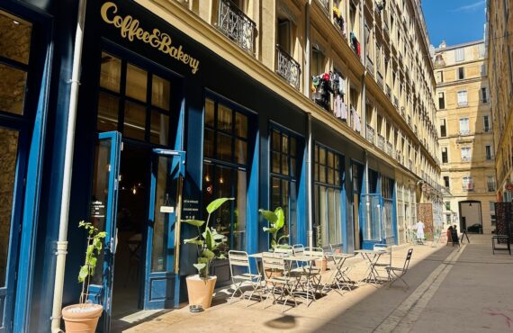 Coffee and Bakery est un Café de spécialités et salon de thé du passage des Folies Bergères à Marseille. (terrasse)