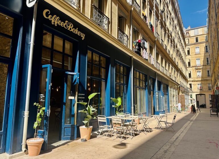 Coffee and Bakery est un Café de spécialités et salon de thé du passage des Folies Bergères à Marseille. (terrasse)