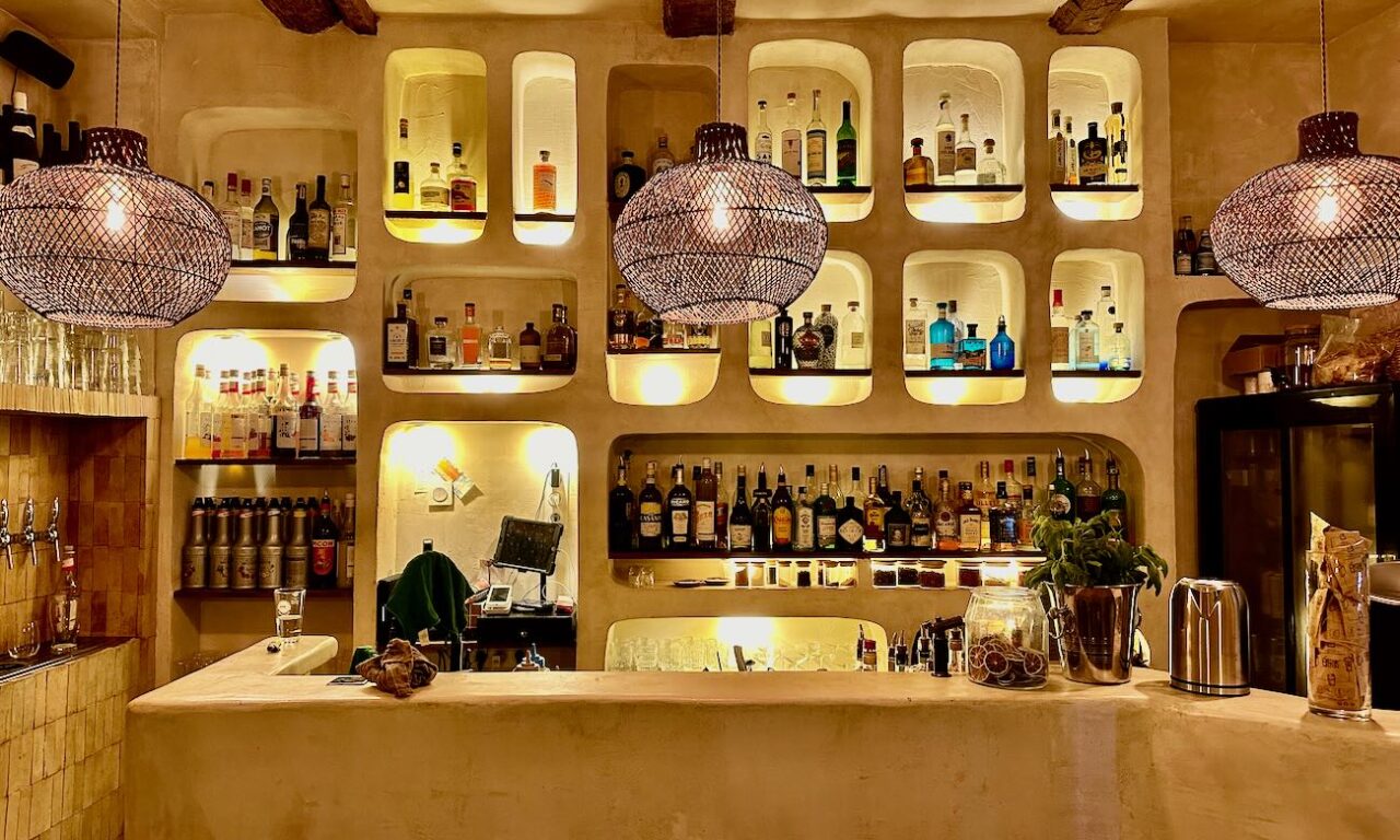 Labo'n Heure est un bar à cocktails situé à mi-chemin entre Notre-Dame du Mont, le Cours Julien et La Plaine. Il propose une riche carte de cocktails et mocktails, mais aussi du vin, des bières et des softs. (niches)