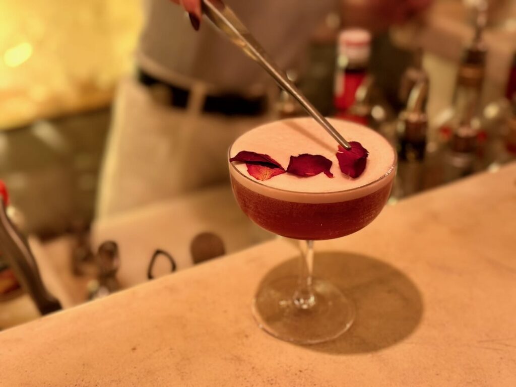 Labo'n Heure est un bar à cocktails situé à mi-chemin entre Notre-Dame du Mont, le Cours Julien et La Plaine. Il propose une riche carte de cocktails et mocktails, mais aussi du vin, des bières et des softs. (dressage)