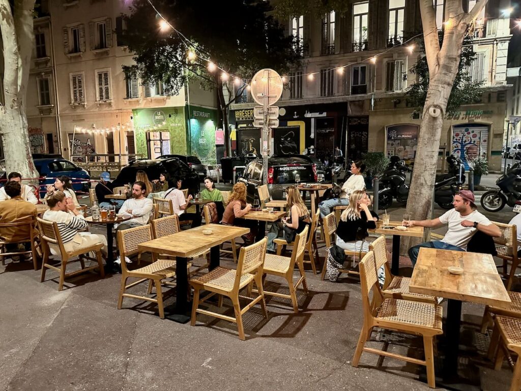 Labo'n Heure est un bar à cocktails situé à mi-chemin entre Notre-Dame du Mont, le Cours Julien et La Plaine. Il propose une riche carte de cocktails et mocktails, mais aussi du vin, des bières et des softs. (terrasse)