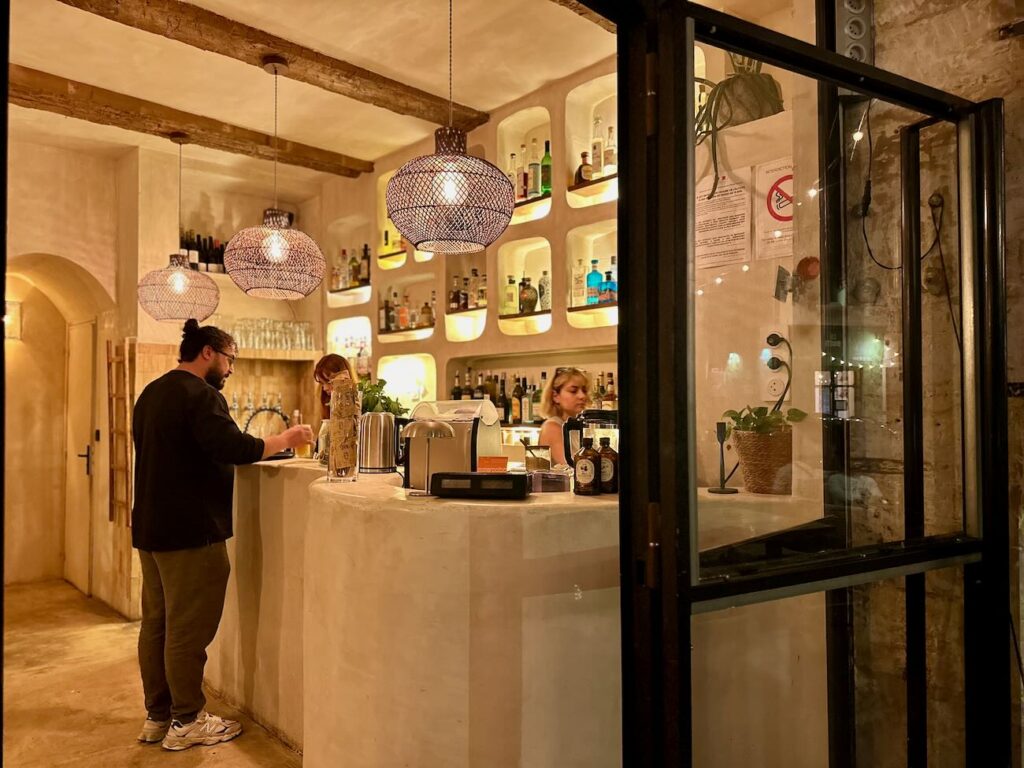 Labo'n Heure est un bar à cocktails situé à mi-chemin entre Notre-Dame du Mont, le Cours Julien et La Plaine. Il propose une riche carte de cocktails et mocktails, mais aussi du vin, des bières et des softs. (bar)