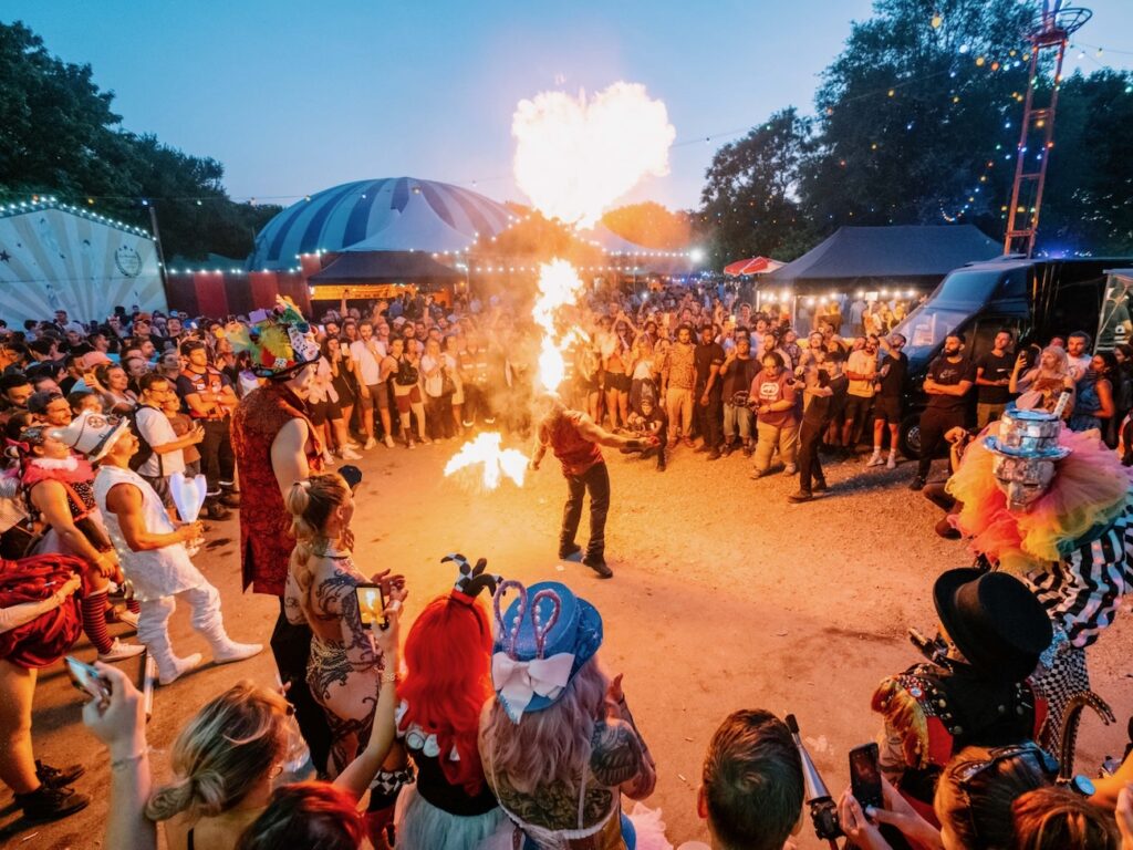 Madame Loyal : Fête foraine électronique à Marseille (cracheur de feu)