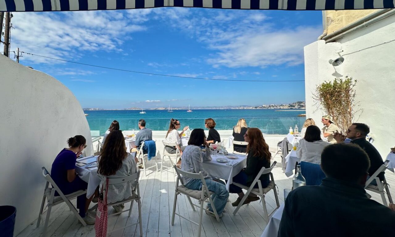 Santorin est un restaurant grec situé dans le quartier de la Pointe rouge à Marseille. Il propose des recettes traditionnelles et une vue mer à couper le souffle.  (terrasse)