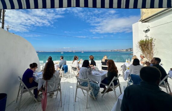 Santorin est un restaurant grec situé dans le quartier de la Pointe rouge à Marseille. Il propose des recettes traditionnelles et une vue mer à couper le souffle. (terrasse)