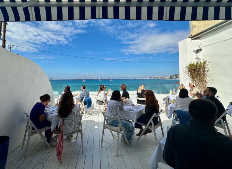 Santorin est un restaurant grec situé dans le quartier de la Pointe rouge à Marseille. Il propose des recettes traditionnelles et une vue mer à couper le souffle. (terrasse)