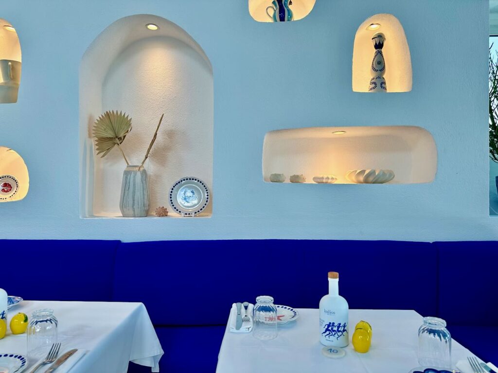 Santorin est un restaurant grec situé dans le quartier de la Pointe rouge à Marseille. Il propose des recettes traditionnelles et une vue mer à couper le souffle. (niches)