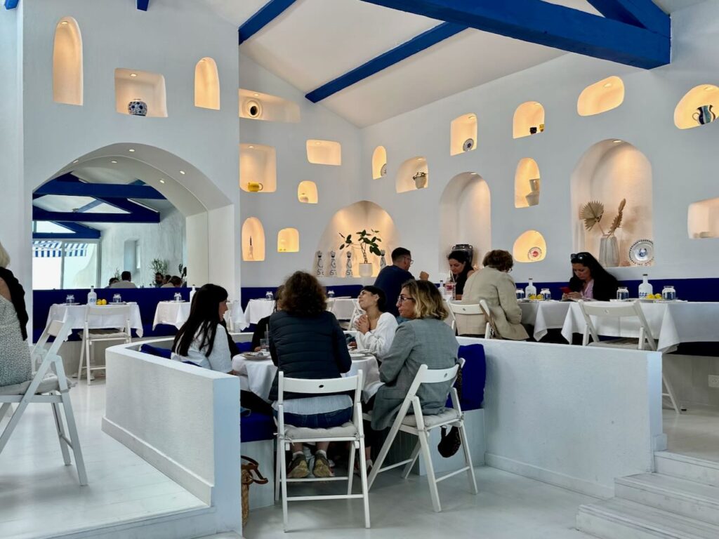 Santorin est un restaurant grec situé dans le quartier de la Pointe rouge à Marseille. Il propose des recettes traditionnelles et une vue mer à couper le souffle. (salle)