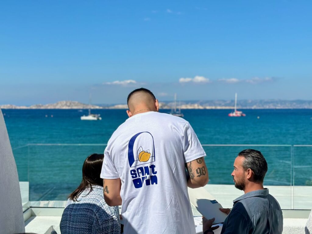 Santorin est un restaurant grec situé dans le quartier de la Pointe rouge à Marseille. Il propose des recettes traditionnelles et une vue mer à couper le souffle. (vue mer)