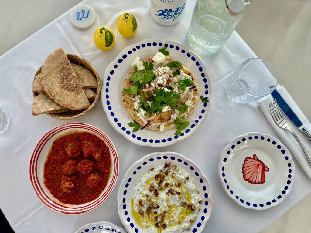 Santorin est un restaurant grec situé dans le quartier de la Pointe rouge à Marseille. Il propose des recettes traditionnelles et une vue mer à couper le souffle. (mezzés)