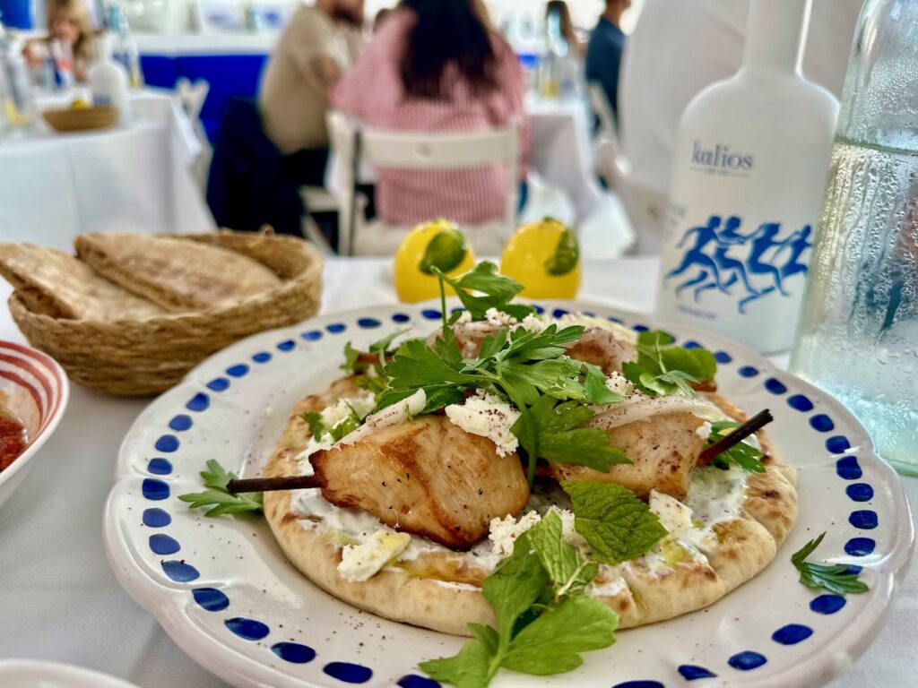 Santorin est un restaurant grec situé dans le quartier de la Pointe rouge à Marseille. Il propose des recettes traditionnelles et une vue mer à couper le souffle. (gyros)