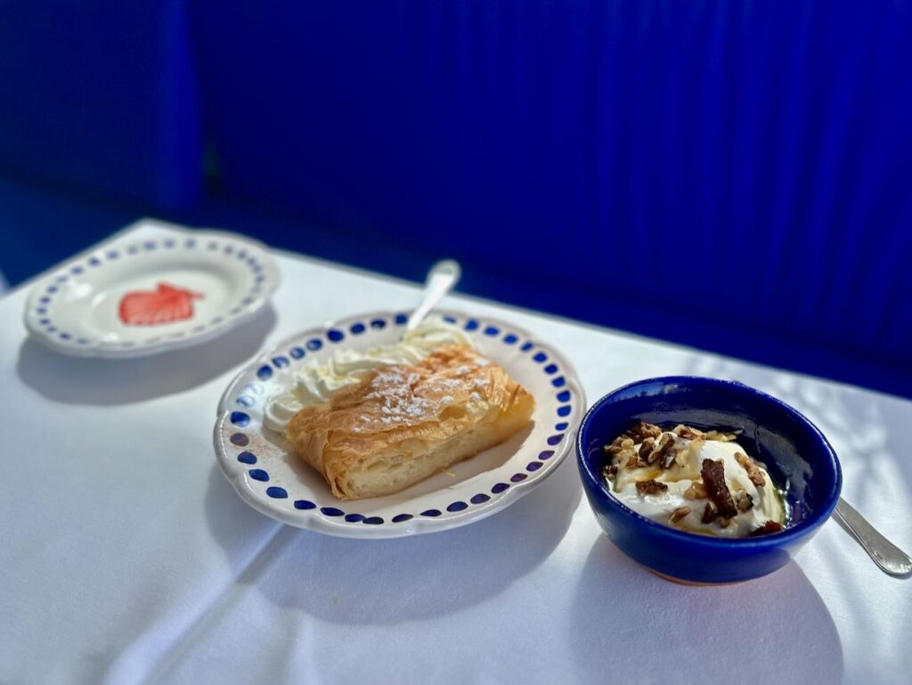 Santorin est un restaurant grec situé dans le quartier de la Pointe rouge à Marseille. Il propose des recettes traditionnelles et une vue mer à couper le souffle. (desserts)