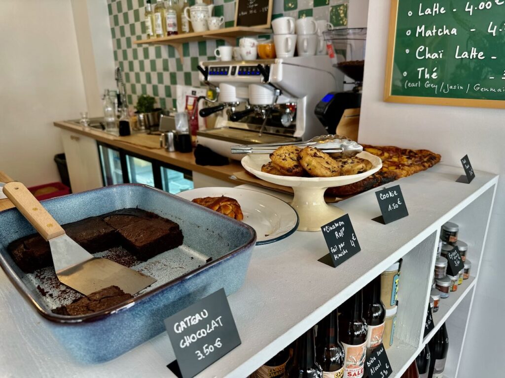 Zinzin est un café-cantine dans le quartier de Saint-Lambert à Marseille qui propose un espace primeur. (cookies)